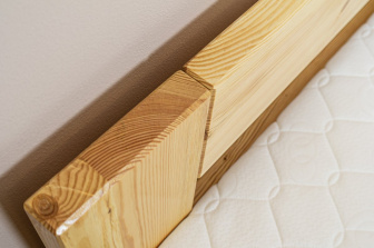 Posteľ Káťa - PRÍRODNÁ 90x200 masív borovica 4 cm + rošt ZADARMO
