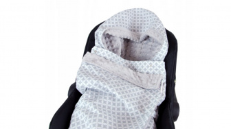 Zavinovací deka do autosedačky šedá maroko