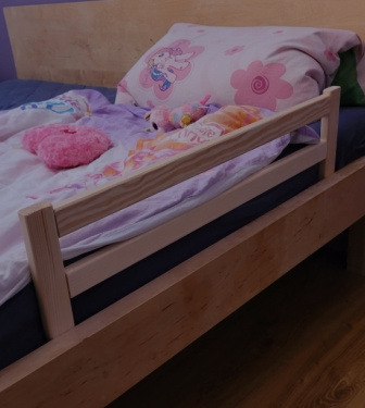 Zásuvná ochranná bariérka do postele z borovice - 85 cm