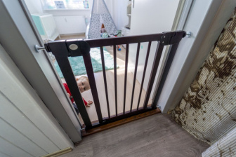 Zábrana PupyHou 132-139 cm kov/drevo - tmavá