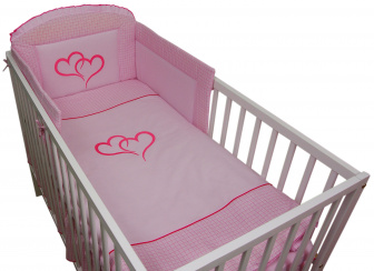 Postýlka + 15-ti dílná luxusní vyšívaná sada dvě srdíčka -růžová