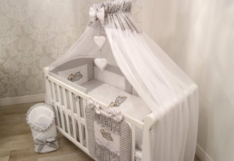 Postýlka + 14-ti dílná luxusní vyšívaná sada šedý mráček