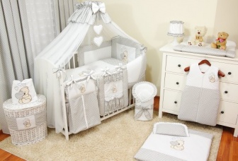 Postýlka + 14-ti dílná vyšívaná sada šedé srdce