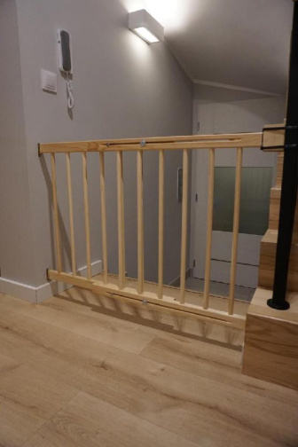 Zábrana dveře, schody 72-122 cm výška 82 cm
