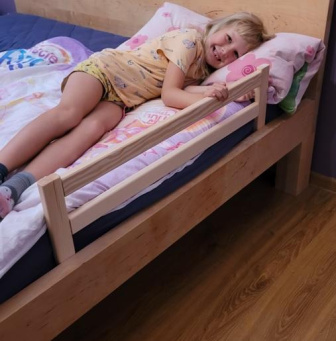 Zásuvná ochranná bariérka do postele z borovice - 60 cm