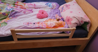 Zásuvná ochranná bariérka do postele z borovice - 85 cm